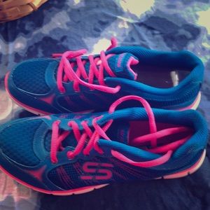 Size 8.5 Skechers flex shoes